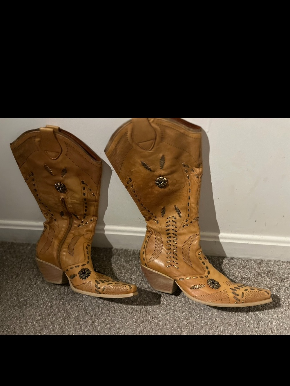 BCBG boots size 9.5 in like new condition with a little wear at the bottom. - Picture 2 of 3